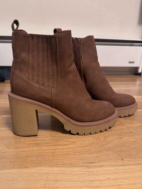Women’s Brown Chunky Heel Chelsea Boot
